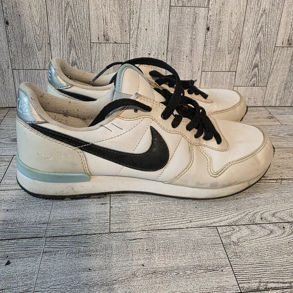 Nike Cream and Black Casual Sneakers